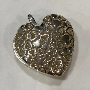 Silver puffed heart pendant Opens